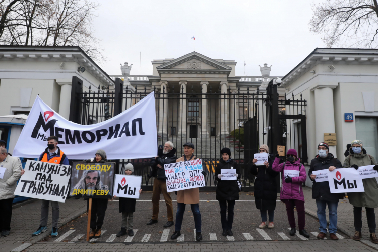 Protest w obronie stowarzyszenia „Memoriał” pod Ambasadą Federacji Rosyjskiej w Warszawie, 2021 r. Fot. PAP/Tomasz Gzell