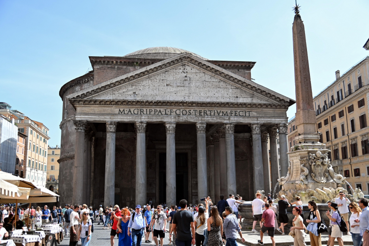 Panteon - okrągła świątynia na Polu Marsowym. Fot. PAP/Marcin Bielecki