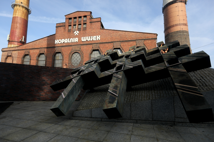 Pomnik Górników KWK "Wujek" przed kopalnią. Fot. PAP/Tomasz Wiktor