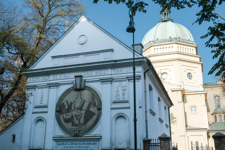Kaplica św. Barbary w Warszawie obok kościoła św. Apostołów Piotra i Pawła jest jedyną pozostałością Cmentarza Świętokrzyskiego. Fot. PAP/Mateusz Marek 
