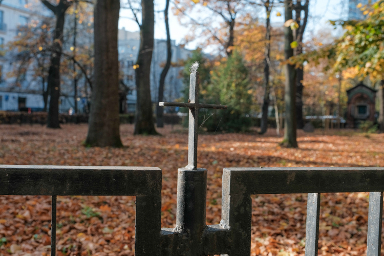Teren kościoła św. Apostołów Piotra i Pawła w Warszawie w przededniu Wszystkich Świętych w 2022 r. Fot. PAP/Mateusz Marek