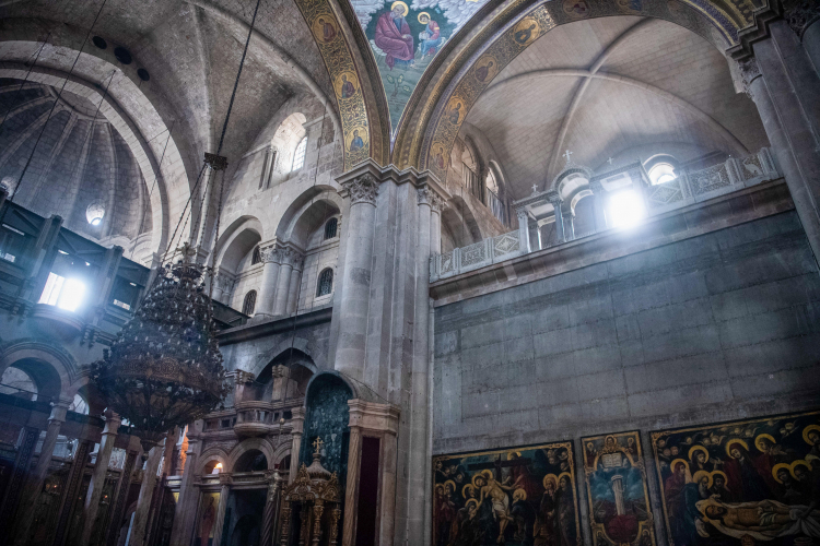 Wnętrze bazyliki Grobu Pańskiego w Jerozolimie. Fot. PAP/Andrzej Lange