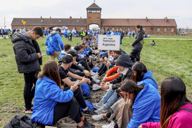 Uczestnicy Marszu Żywych na terenie byłego niemieckiego obozu koncentracyjnego Auschwitz II-Birkenau w 2023 r. Fot. PAP/Zbigniew Meissner