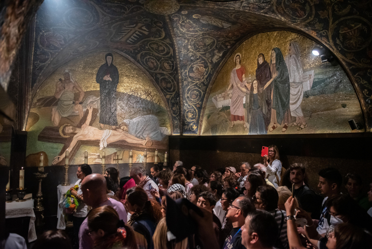 Wnętrze bazyliki Grobu Pańskiego w Jerozolimie. Fot. PAP/Wojtek Jargiło