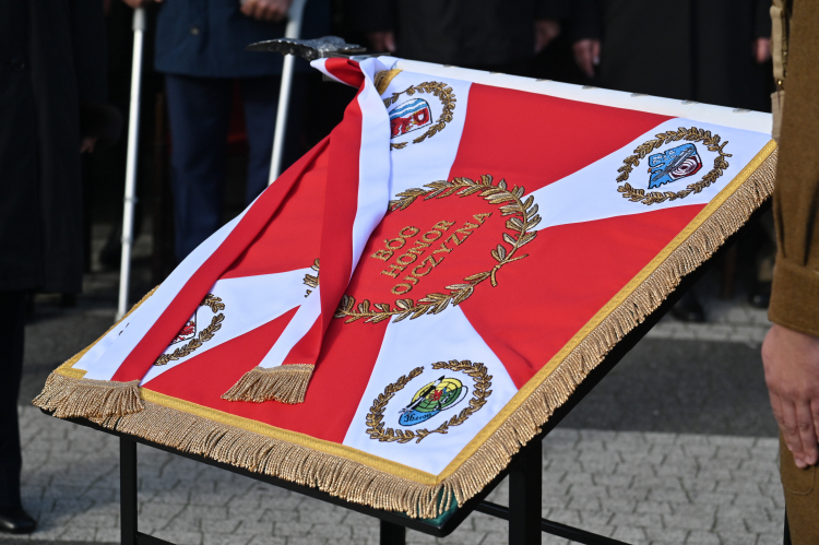 Sztandar Wojskowy 36. Mrzeżyńskiego Dywizjonu Rakietowego Obrony Powietrznej. Fot. PAP/Marcin Bielecki 