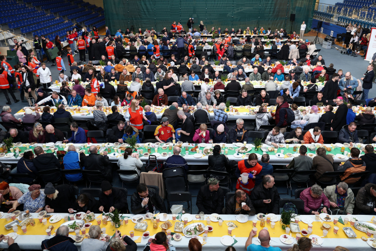 Śniadanie wielkanocne dla potrzebujących, organizowane przez Caritas Archidiecezji Gdańskiej w Hali 100-lecia w Sopocie w Wielką Sobotę 2025 r. Fot. PAP/Piotr Matusewicz 
