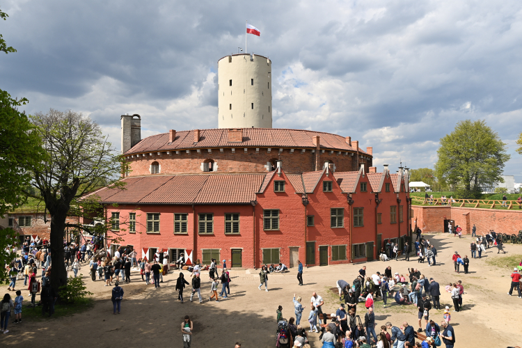 Zwiedzający w Twierdzy Wisłoujście, w której otwarto odnowione Koszary Napoleońskie w ramach „Majówkowego powrotu Twierdzy Wisłoujście” w Gdańsku, 27.04.2024 r. Fot. PAP/Andrzej Jackowski