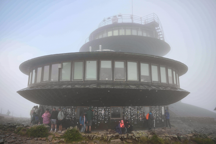 Wysokogórskie Obserwatorium Meteorologiczne im. Tadeusza Hołdysa na Śnieżce. Zdjecie z lipca 2024 r. Fot. PAP/Maciej Kulczyński