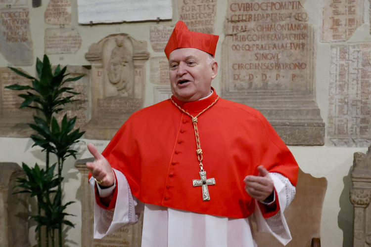 Nowy serbski kardynał Ladislav Nemet podczas wizyty kurtuazyjnej na zakończenie uroczystości konsystorza, Watykan, 7 grudnia 2024 r. Fot. EPA/FABIO FRUSTACI Dostawca: PAP/EPA