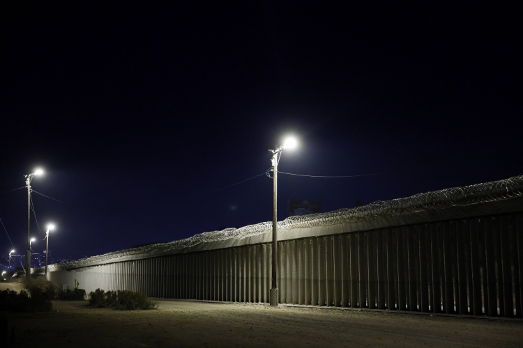 Mur na granicy USA - Meksyk. Fot. PAP/EPA/CAROLINE BREHMAN