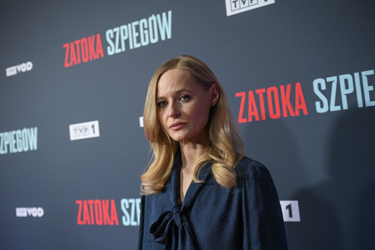 Aktorka Karolina Kominek na pokazie prasowym pierwszego odcinka drugiej serii serialu TVP "Zatoka szpiegów". Fot. PAP/Marcin Obara