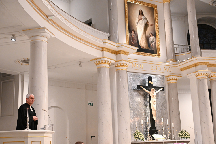 Nabożeństwo w kościele ewangelicko-augsburskim św. Trójcy w Warszawie. Fot. PAP/Radek Pietruszka