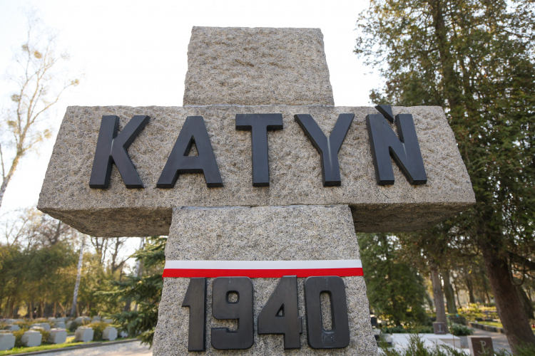  Krzyż Katyński na Cmentarzu Wojskowym na Powązkach w Warszawie. Fot. PAP/Rafał Guz