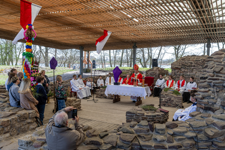 Msza święta w kaplicy baptyzmalnej na wyspie Ostrów Lednicki, w ramach obchodów Narodowego Święta Chrztu Polski w 2025 r. Fot. PAP/Paweł Jaskółka