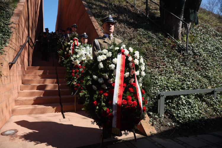 Obchody 85. rocznicy zbrodni katyńskiej. Uroczystość złożenia wieńców przed Epitafium Katyńskim przy Muzeum Katyńskim na terenie Cytadeli Warszawskiej. Fot. PAP/Leszek Szymański