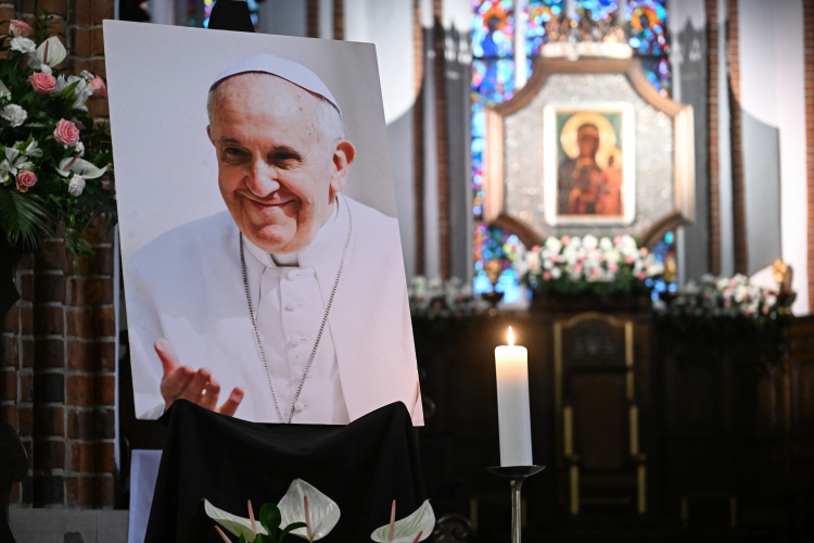 Portret papieża Franciszka przy księdze kondolencyjnej wyłożonej po jego śmierci w warszawskiej archikatedrze. Fot . PAP/Radek Pietruszka 
