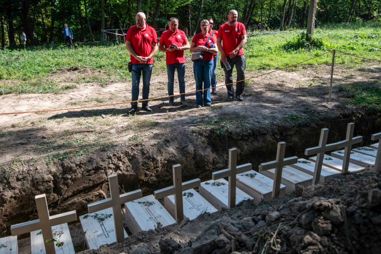Pogrzeb w czerwcu 2025 r. ekshumowanych szczątków polskich ofiar zbrodni wołyńskiej w dawnej wsi Puźniki w dzisiejszym obwodzie tarnopolskim na zachodzie Ukrainy. Fot. PAP/Vladyslav Musiienko