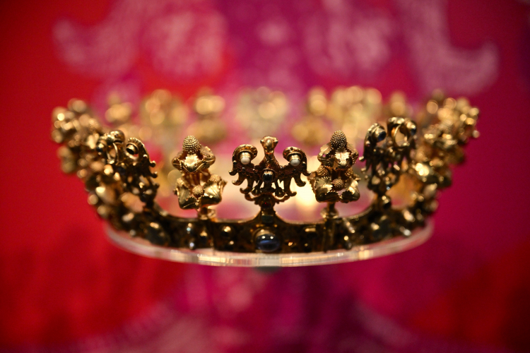 Najcenniejszy zabytek skarbu średzkiego - królewska korona ślubna z XIV wieku. Fot. PAP/Maciej Kulczyński 