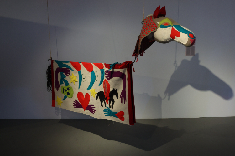 Eksponat 18. Międzynarodowego Triennale Tkaniny w Centralnym Muzeum Włókiennictwa w Łodzi. Fot. PAP/Marian Zubrzycki 