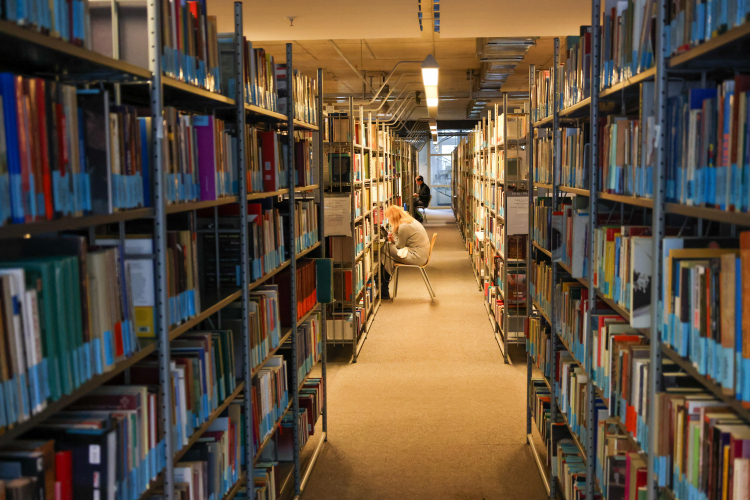 Wnętrze Biblioteki Uniwersyteckiej w Warszawie. Fot. PAP/Albert Zawada