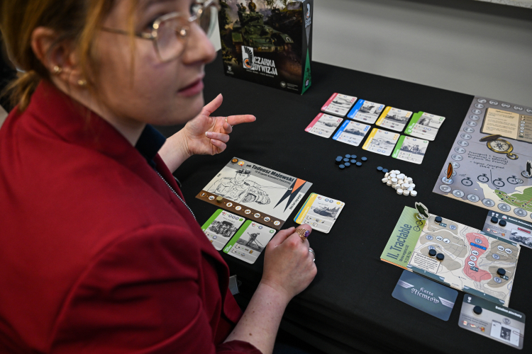 rezentacja gry planszowej "Czarna Dywizja" w sali konferencyjnej rzeszowskiego Oddziału IPN w Rzeszowie. Fot. PAP/Darek Delmanowicz