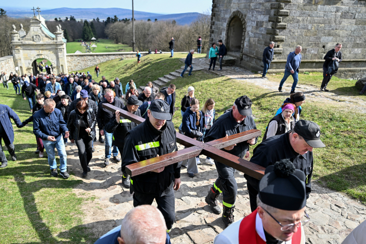 Świętokrzyska Droga Krzyżowa z Nowej Słupi na Święty Krzyż. Fot. PAP/Piotr Polak