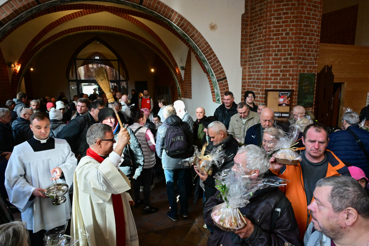 Metropolita szczecińsko-kamieński abp Wiesław Śmigiel (C-L) podczas "Święconki Jakubowej dla ubogich" w szczecińskiej Bazylice Archikatedralnej pw. św. Jakuba Apostoła. Fot. PAP/Marcin Bielecki