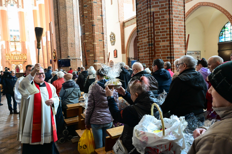 Metropolita szczecińsko-kamieński abp Wiesław Śmigiel podczas "Święconki Jakubowej dla ubogich" w szczecińskiej Bazylice Archikatedralnej pw. św. Jakuba Apostoła. Fot. PAP/Marcin Bielecki