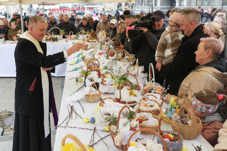 Abp Józef Guzdek, metropolita białostocki, podczas święcenia pokarmów wielkanocnych. Fot. PAP/Artur Reszko