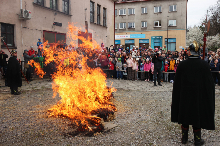 Palenie kukły Judosza na skoczowskim rynku. Fot. PAP/Jarek Praszkiewicz