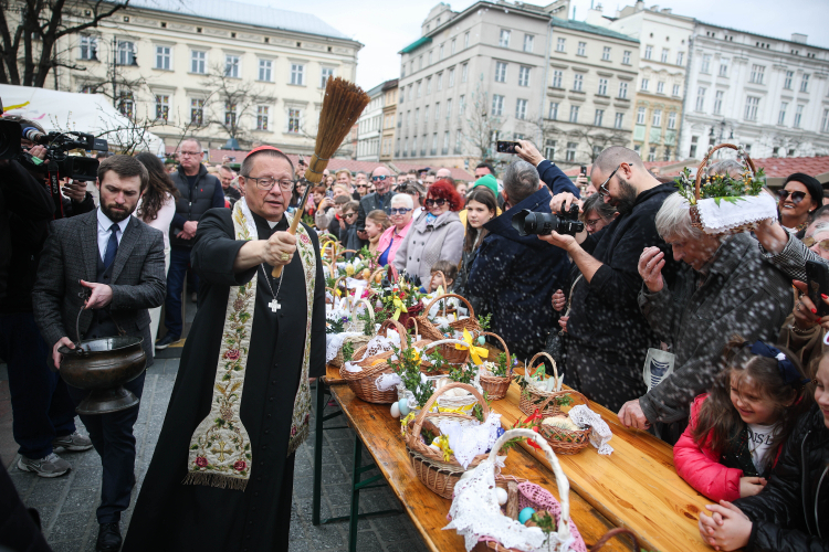 Kardynał Grzegorz Ryś podczas święcenia pokarmów wielkanocnych na krakowskim Rynku Głównym. Fot. PAP/Łukasz Gągulski