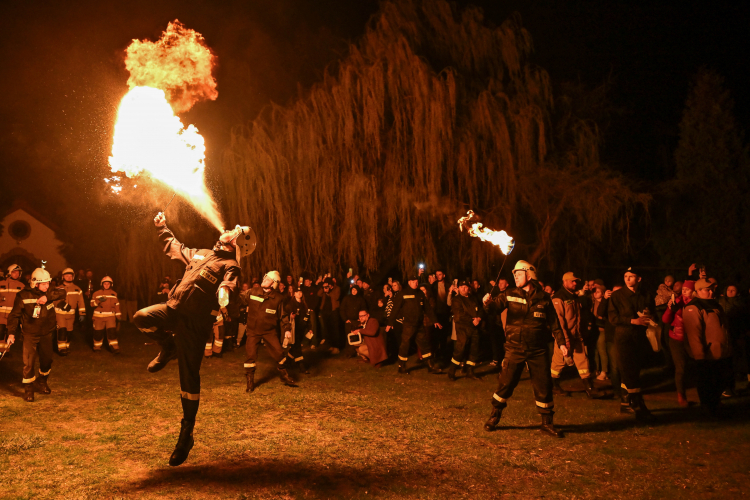 W Koprzywnicy strażacy ochotnicy podtrzymali wielkanocną tradycję „bziukania”. Fot. PAP/Piotr Polak