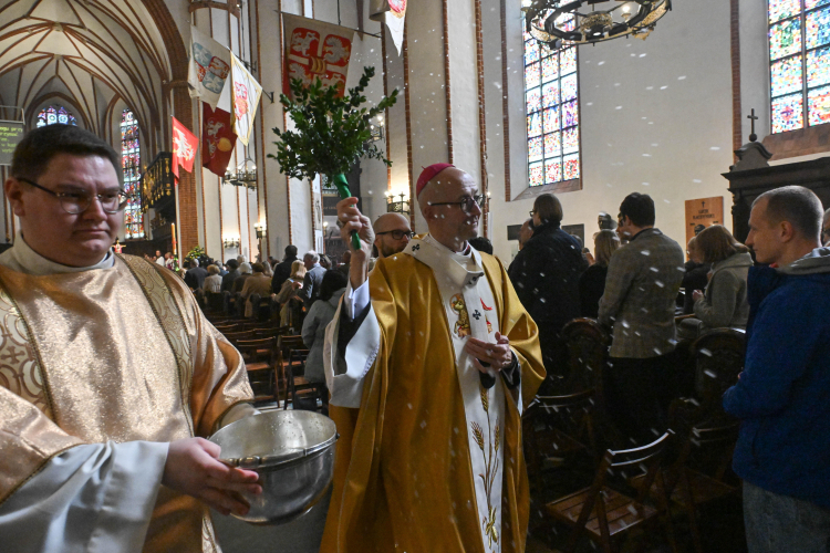 Abp Adrian Galbas podczas mszy w warszawskiej archikatedrze Św. Jana Chrzciciela. Fot. PAP/ Piotr Nowak