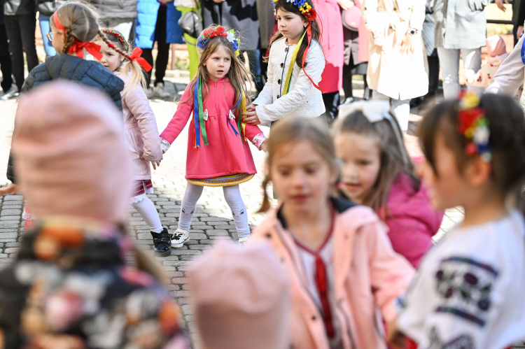 Społeczność grekokatolicka świętuje Wielkanoc z tradycyjnymi „hajiłkami” przy greckokatolickim soborze archikatedralnym w Przemyślu. Fot. PAP/Darek Delmanowicz