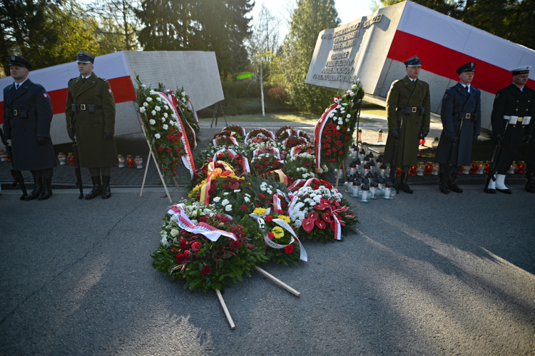 Pomnik Ofiar Katastrofy Smoleńskiej na Cmentarzu Wojskowym na Powązkach w Warszawie. Fot. PAP/Marcin Obara