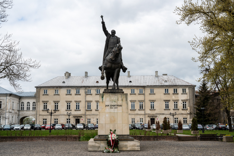 W tle Pałac Zamoyskich w Zamościu, na pierwszym planie pomnik Jana Zamoyskiego. Fot. PAP/Wojtek Jargiło