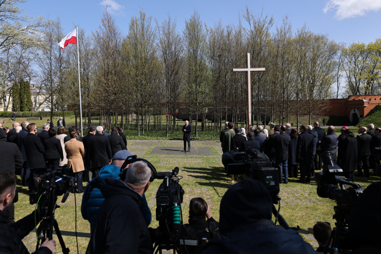 Prezydent RP Karol Nawrockina uroczystościach w Muzeum Katyńskim w Warszawie. Fot. PAP/Albert Zawada 
