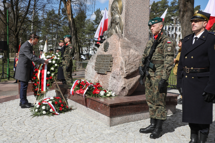 Białystok. Obchody Dnia Pamięci Ofiar Zbrodni Katyńskiej i 86. rocznicy drugiej masowej deportacji obywateli polskich na Sybir. Fot. PAP/Artur Reszko
