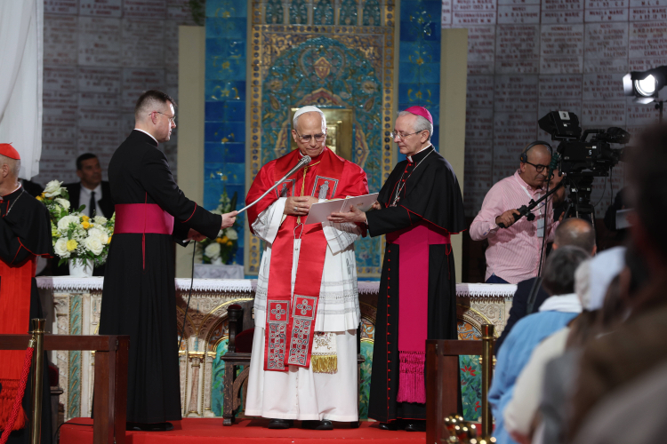 Papież Leon XIV podczas spotkania w bazylice Matki Bożej Afryki w Algierze. Fot. PAP/EPA/MOHAMED MESSARA 