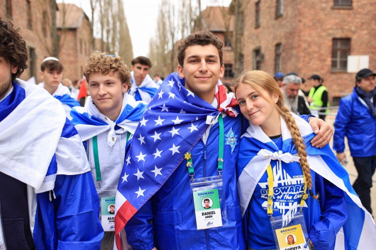 Uczestnicy Marszu Żywych na terenie byłego niemieckiego obozu Auschwitz w Oświęcimiu. Fot.  PAP/Jarek Praszkiewicz