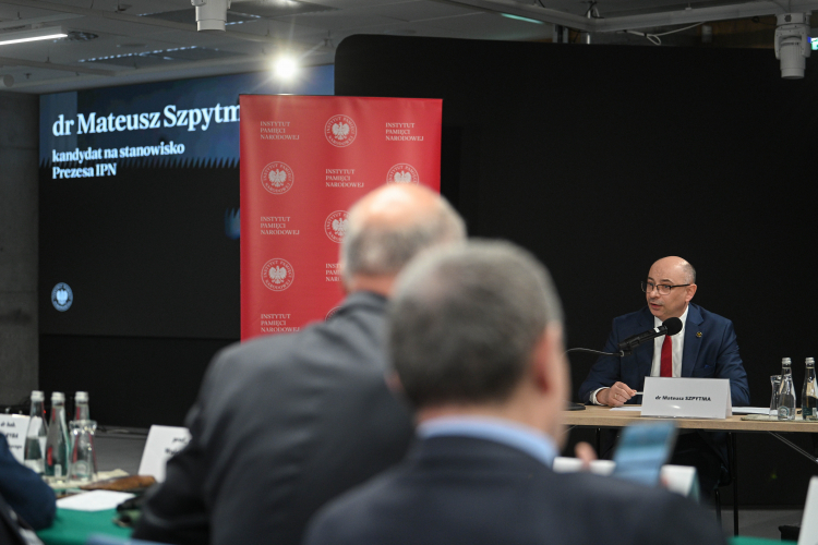 Dr Mateusz Szpytma (P) na przesłuchaniu kandydatów na stanowisko Prezesa Instytutu Pamięci Narodowej, 14 bm. w Warszawie. Kandydaci odpowiadają na pytania członków Kolegium IPN. Fot. PAP/Marcin Obara