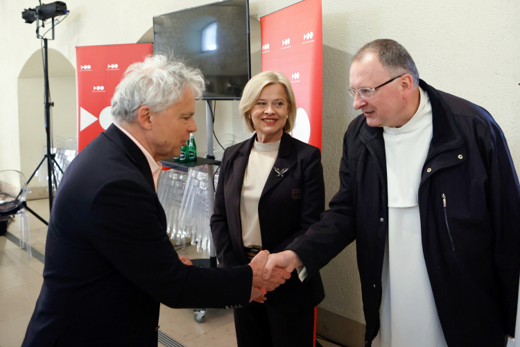 Wiceminister kultury i Generalny Konserwator Zabytków Bożena Żelazowska (w środku), przeor Jasnej Góry o. Grzegorz Prus (z prawej) i historyk sztuki Aleksander Broda (z lewej) w Klasztorze oo. Paulinów na Jasnej Górze w Częstochowie. Fot. PAP/Waldemar Deska