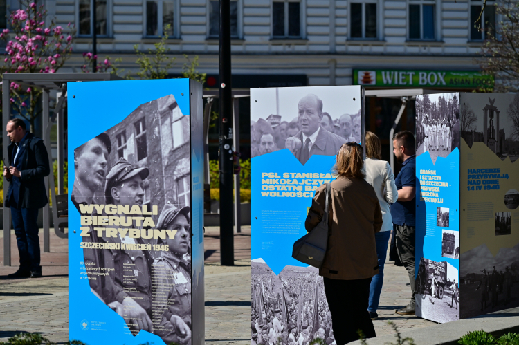 Wystawa plenerowa „Wygnali Bieruta z trybuny” prezentowana na Placu Zgody w Szczecinie. Fot. PAP/Marcin Bielecki