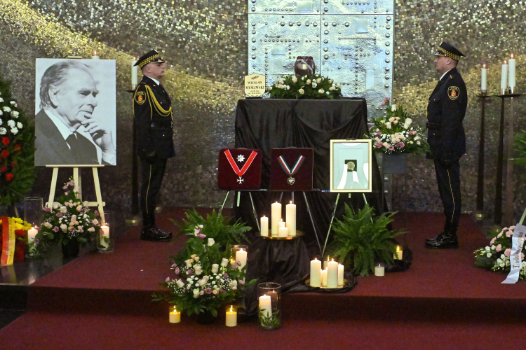 Uroczystości pogrzebowe pisarza Wiesława Myśliwskiego na Starych Powązkach w Warszawie. Fot. PAP/Piotr Nowak  
