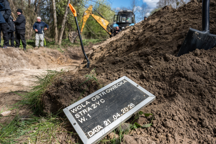 Prace poszukiwawcze na terenie Woli Ostrowieckiej. Fot. PAP/Vladyslav Musiienko