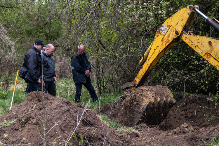 Prace poszukiwawcze na terenie Woli Ostrowieckiej. Fot. PAP/Vladyslav Musiienko
