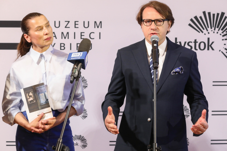 Katarzyna Herman i dyrektor Muzeum Pamięci Sybiru Wojciech Śleszyński podczas konferencji prasowej dotyczącej nagrania w formie audiobooka wspomnień Sybiraczki Henryki Bogusławskiej „Była taka rodzina”. Fot. PAP/Artur Reszko 