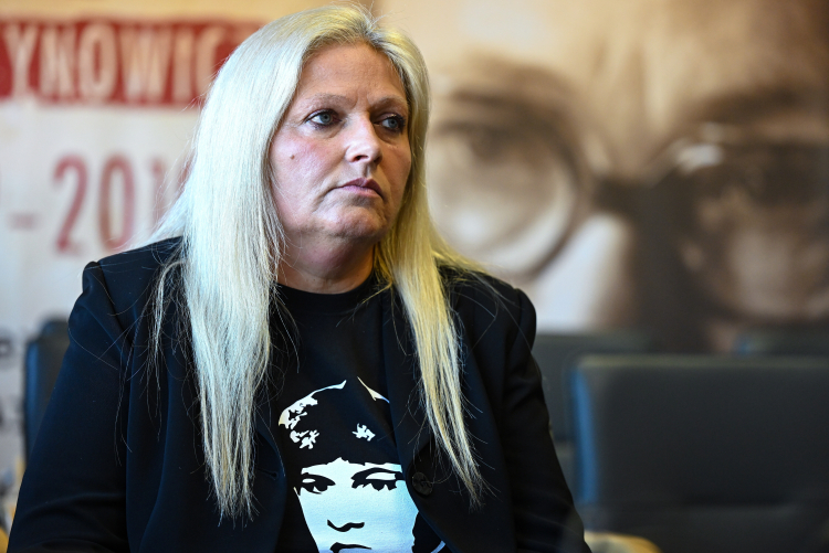  Siostra Antoniego Browarczyka - Grażyna Browarczyk-Matusiak podczas konferencji prasowej w siedzibie Oddziału IPN w Gdańsku. Fot. PAP/Adam Warżawa