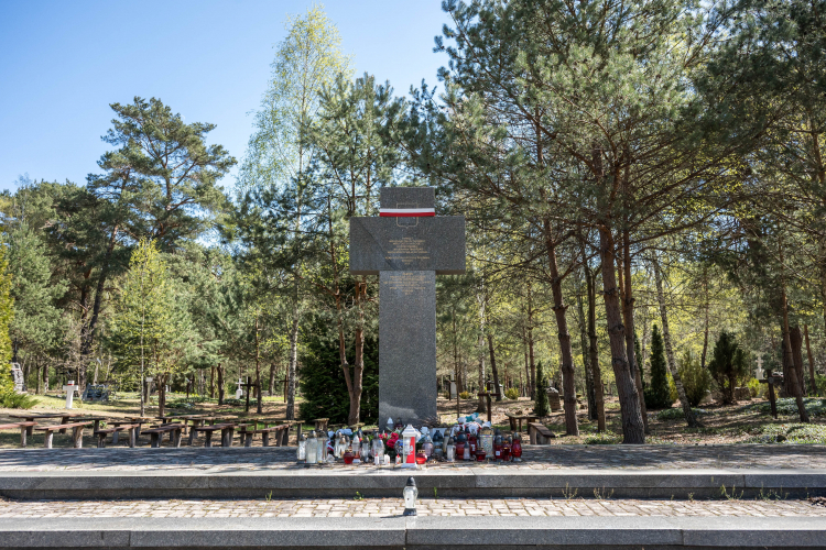 Polski cmentarz w Ostrówkach. Fot. PAP/Vladyslav Musiienko