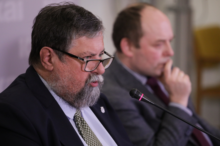 Od lewej: dyrektor Zakładu Medycyny Sądowej Collegium Medicum UJ dr hab. Tomasz Konopka oraz przewodniczący Rady Naukowej Muzeum Bł. Ks. Jerzego Popiełuszki prof. Paweł Skibiński podczas konferencji prasowej nt. „Sądowo-lekarska analiza przyczyn i okoliczności śmierci ks. Popiełuszki” w siedzibie Sekretariatu Konferencji Episkopatu Polski w Warszawie, 24 kwietnia 2026 r. Fot. PAP/Tomasz Gzell